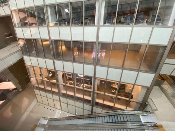 It looks way more “open” than the Qantas lounge. 