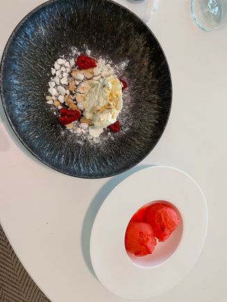 Mince pie et on mess very nice and sorbet (only blood orange available yesterday somehow)