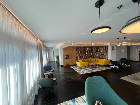Small but descent executive lounge