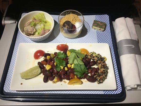 ‘Vegetarian Mexican salad’ arrived on BCN > LHR with beef starter. This wasn’t a SPML, it was this or chicken salad. I sent the beef back. This was 1 Oct, so I guess before the new menu for Oct actually began on the 2nd. 