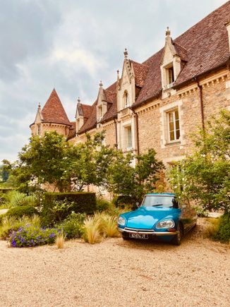 Domaine des Etangs: Main hotel up close and personal