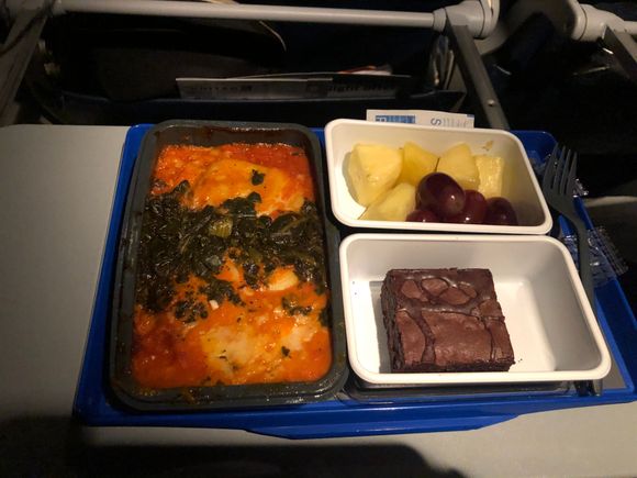 Ran out of chicken and rice by my row. Vegetarian pasta dish. Three drink services. Snack and Kind bar offered. 
