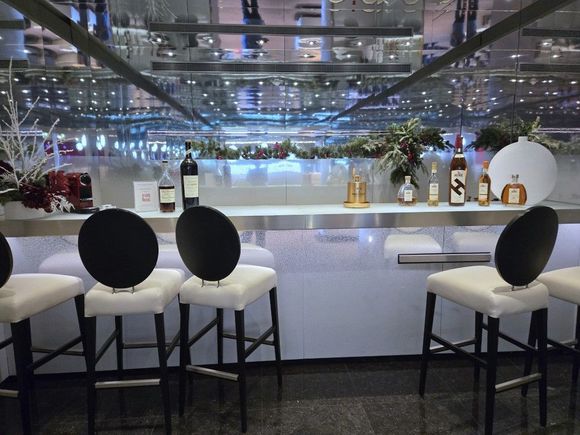 The small and comfy bar
