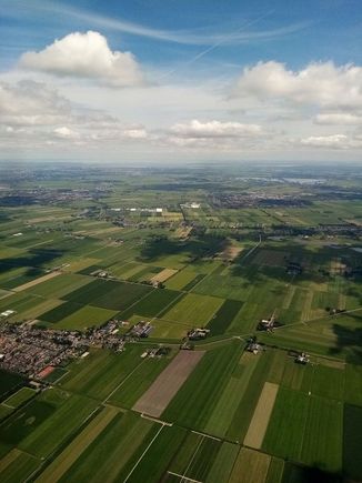 On the approach to RWY 36R (Aalsmeerbaan). Part of Zevenhoven bottom left (guess that makes it drie-en-een-halfhoven or so), Mijdrecht in the background, with the Vinkeveense Plassen en the Baambrugse Zuwe.
