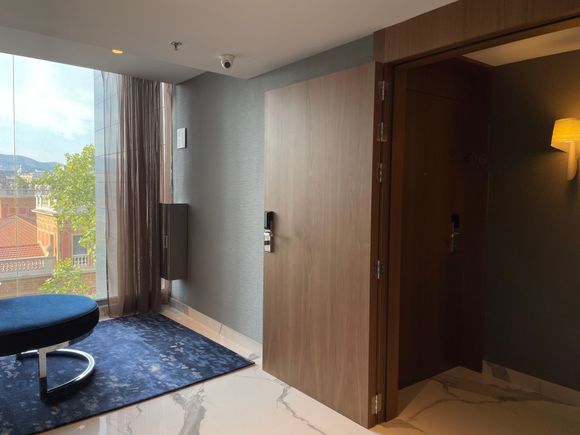 One King One Bedroom Suite Street View