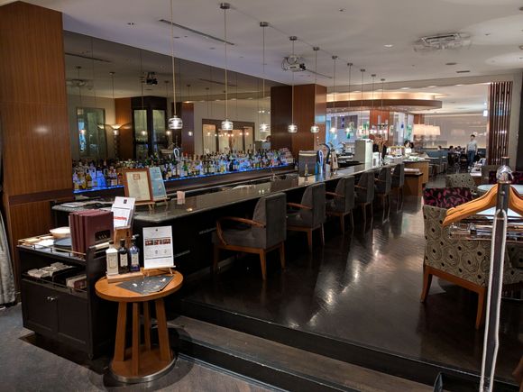Note that the lounge connects to the bar area and then on to the restaurant.  I estimate that it is at least 30m end-to-end, which has negative implications for lounge service levels as staff prioritize food/drink delivery to the restaurant.
