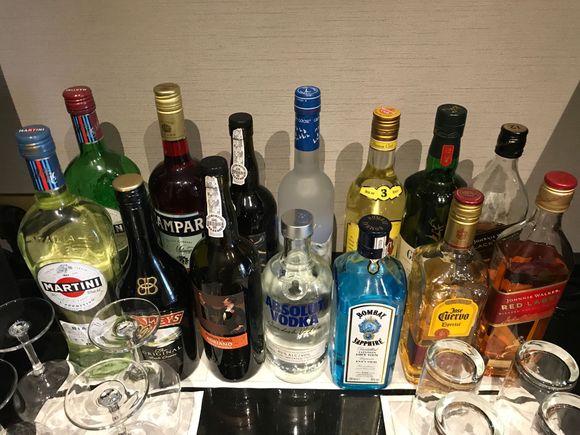 Club Lounge: adult beverages
