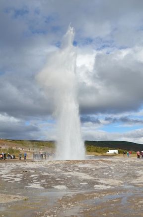 The big one is cordoned off and will randomly spew water into the air.  I reckon on average it was about a 5 minute wait between "spouts".