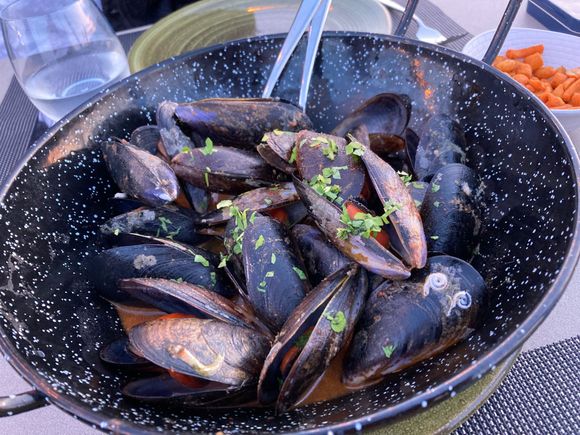 Pan-fried rock mussels, "palo cortado", black garlic and smoked chili
Mejillones de roca a la sartén, palo cortado, ajo negro y chile ahumado €14
