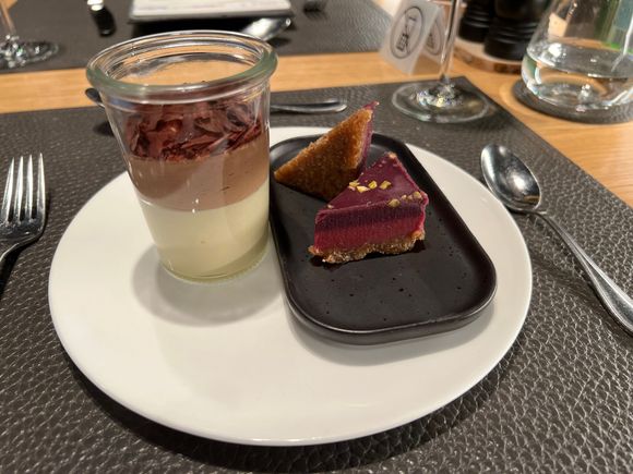 Whit chocolate Mousse & Raspberry Crunch