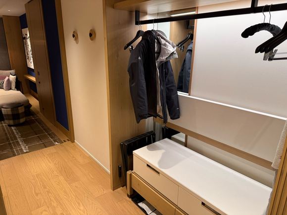 entrance + closet