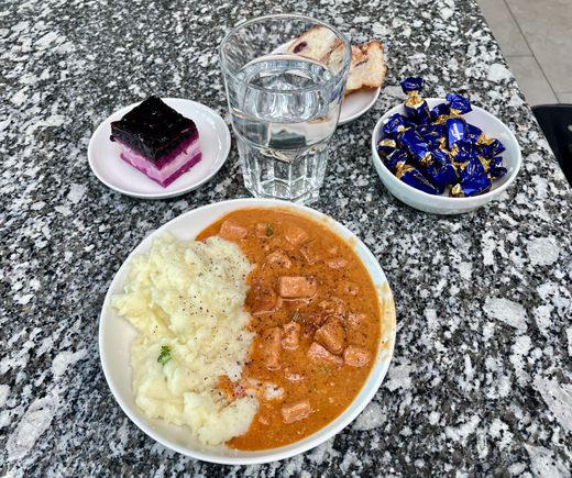 Schengen lounge lunch