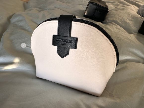 Ladies’ bag on QR105. Didn’t open it yet but I guess same as men’s.