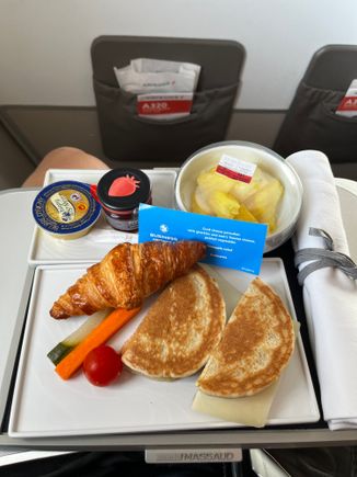 Typical early morning meal (6:20 am flight) 6/10. Saving grace was the Pineapple which was very fresh and sweet. 