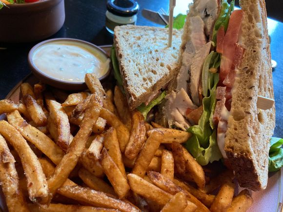 Club Sandwich au poulet | servi avec frites & salade du marché
Chicken Club Sandwich | with French Fries and Green Salad CAD 28