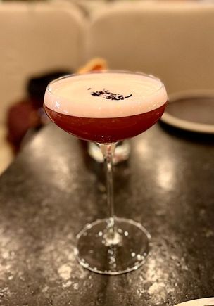 El gobernador pisco, xila licor de agave, esquimal kina salal, ginger hibiscus, lemon & orange juice, egg white, and tonic. 