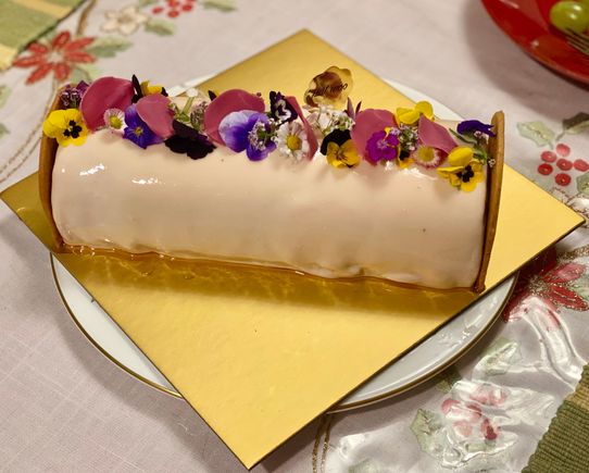 Friends ‘ Patisserie Woo moscato and peach log especially baked for us 