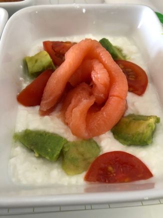 Smoked Salmon with cream cheese, avocado & cherry tomatoes.  I applaud the use of smoked salmon b/c it can hold up in these conditions, but the cottage cheese just drowns it in a sea blandness and kills the dish. And the avocado was turning brown.