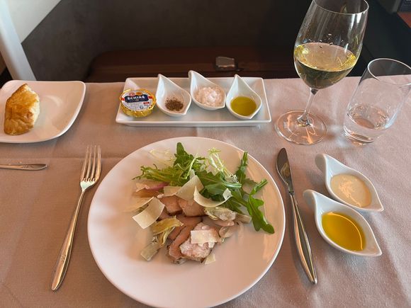 Salad with sous-vide striped veal loin and pecorino romano. Quite bland, even after applying blue cheese dressing (which was too thick to pour, so required dipping). Tried adding the black pepper but discovered that the pepper dish they provide is not a very good sprinkling device; they should really provide a shaker instead…