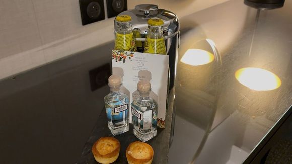 Welcome amenity: coconut macaroons and Gin & tonic water