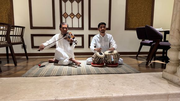 Traditional music also at breakfast in the restaurant.