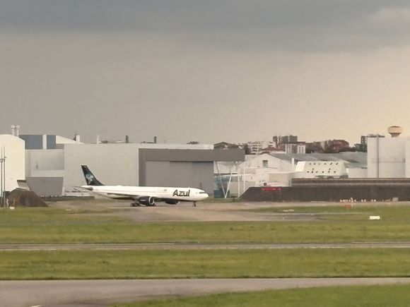 Azul A330 doing some taxiing around