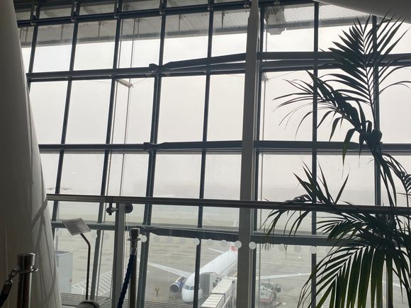 And much worse 5 minutes later. B gates have disappeared into the fog! 