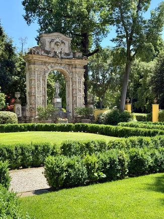 Palazo del Nero gardens 2
