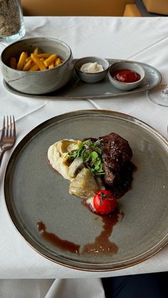 Filet of beef with side of frites
