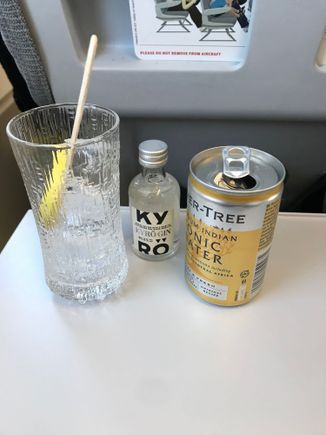 I think I snatched one of the last Fevertrees. Afterwards only the new one and at the end of the flight they ran out of Kyrö Gin (3 rows J and full)