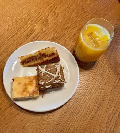 Some dessert and an orange juice 