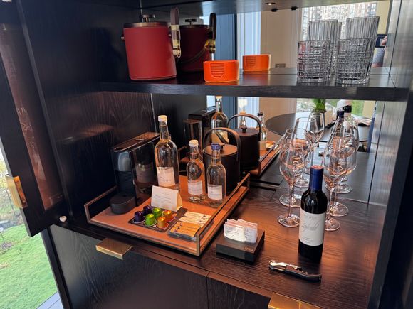 Mini bar/tea & coffee station