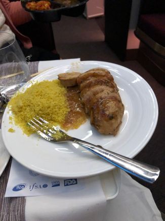 I believe the hot main does come in a tray, but I plated it myself