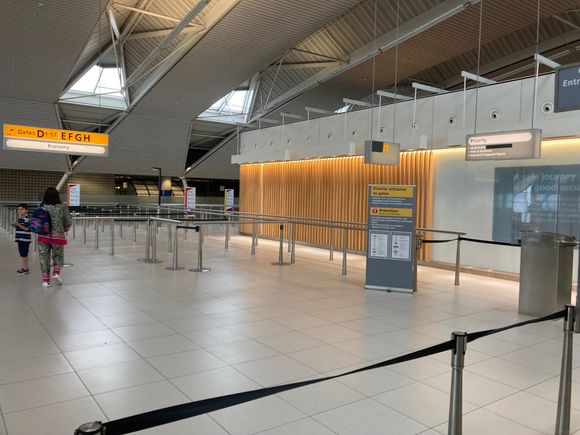 Hip hip hooray, no Q at security..........
However priority is closed
Only for Privium is it open 