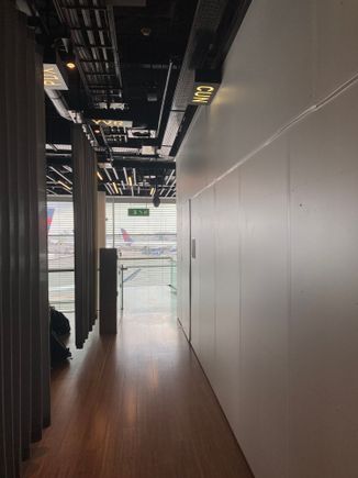 No access to the elevator & stairs to Aspire Lounge non schengen anymore 