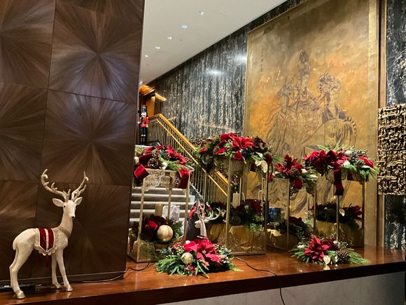  From Lobby Lounge towards the grand staircase to Clipper Lounge