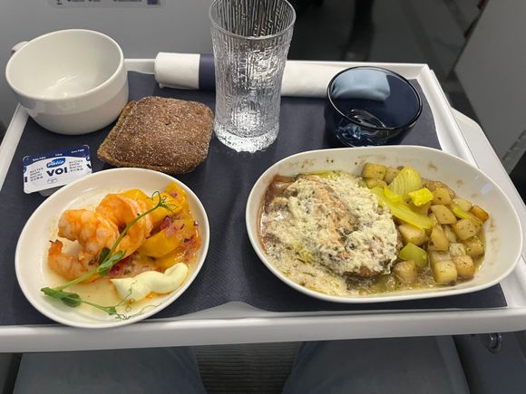 Don’t like consept where food is served first , after one hour take off ! and then drinks afterwards.  No aperitifs or nibbles.
And not tasty chicken either as a main.