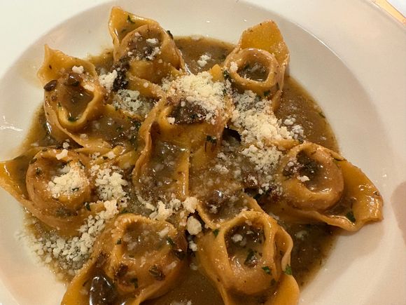 CAPPELLETTI DI VITELLO

Fresh pasta filled with slow-cooked veal, porcini mushrooms and parmesan
18 / 28