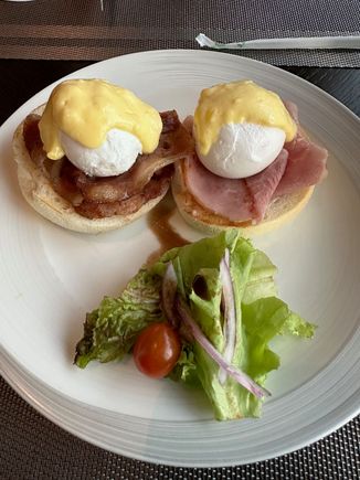 egg benedicts with ham and bacon