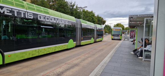 Back in the day, Metz didn’t have the financial means for a metro or a proper light‑rail system, and they didn’t want to tear up the historic city centre either. So they simply invented a rubber‑tyred ‘rapid tram’.  Which makes for quite a jolty ride in the old town, thanks to those cobblestone streets.