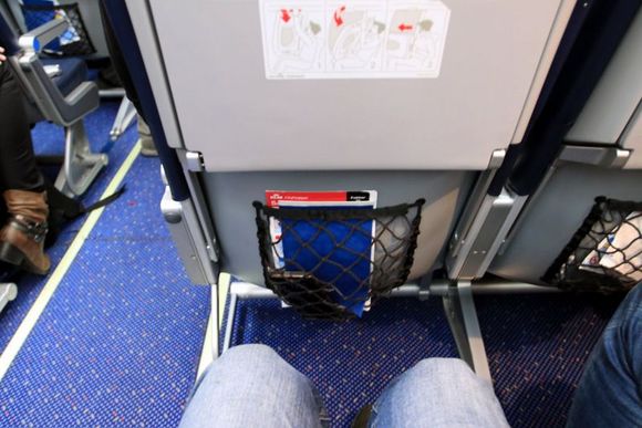 Fokker 70 exit row leg-room