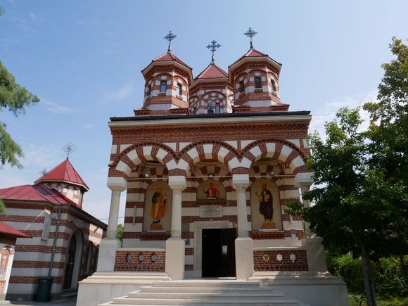 Over 80% of the population belongs to the eastern romanian orthodox church.