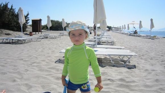 Sandy beach with sunbeds and umbrellas, as well as basic change room. Extremely wide for Greek beach standards.
