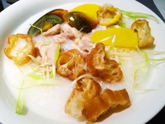 Prior to Arrival
Congee
Traditional Chinese－style rice porridge with chicken and wolfberries
抵埠前
粥品
傳統中式米粥
加雞肉及枸杞子