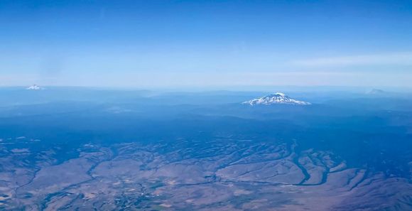 Trio of mountains on AUS-SEA. Mt Hood, Mt Adams, and Mt St Helens. 