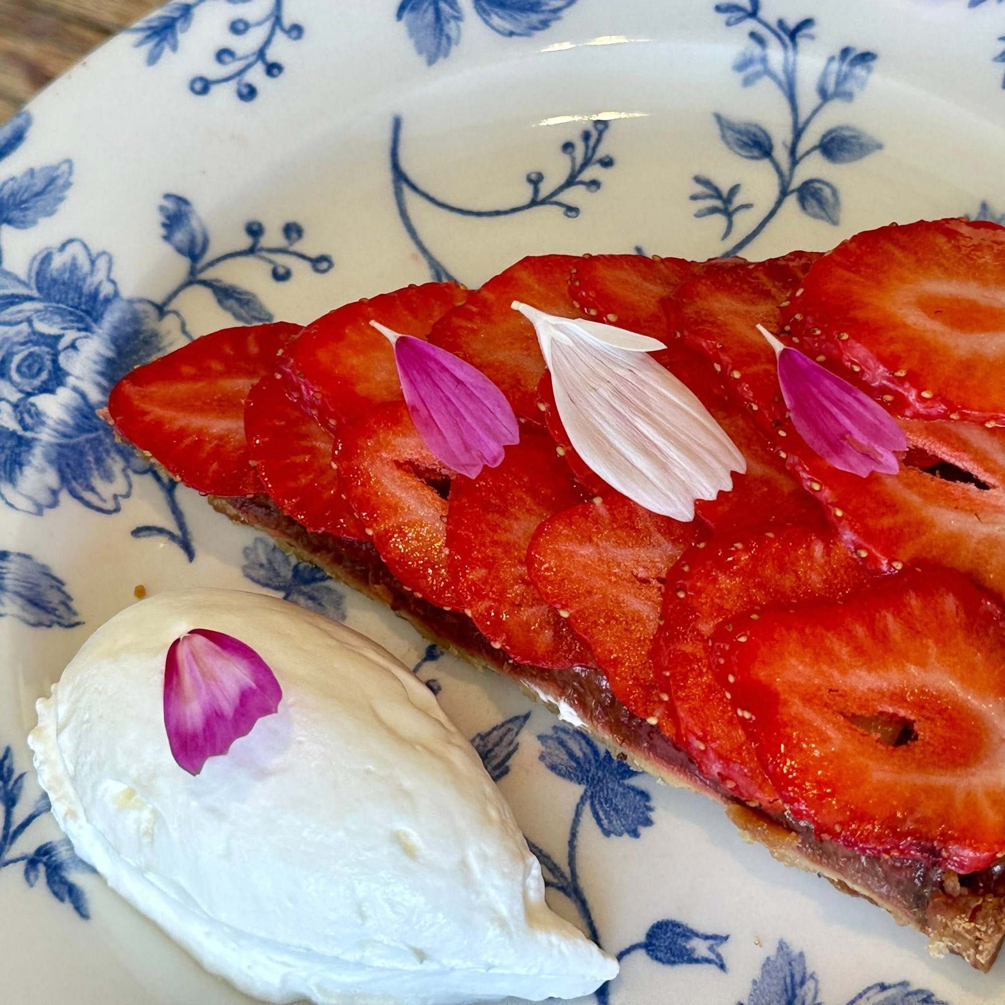 Strawberry tart with rhubarb and double cream