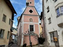 Ziggelplatz square in Stufles. A draw well has always been located here, but the well has been rebuilt more recently.