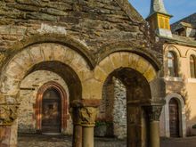 Double arch behind the church and nearby its famed Tresor annex.