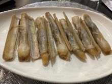 A media ración of delectable canyuts from the Delta of the Ebro River, where fresh an salt waters mingle.   Cousins to razor clams (navajas); these are smaller, more golden in color, and with a more intense flavor than the far more widely available navajas.