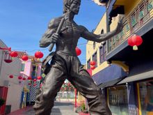 An homage to the actor Bruce Lee - Chinatown